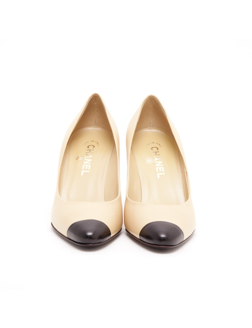 Escarpins CHANEL T 38.5  cuir d'agneau beige et noir bicolores