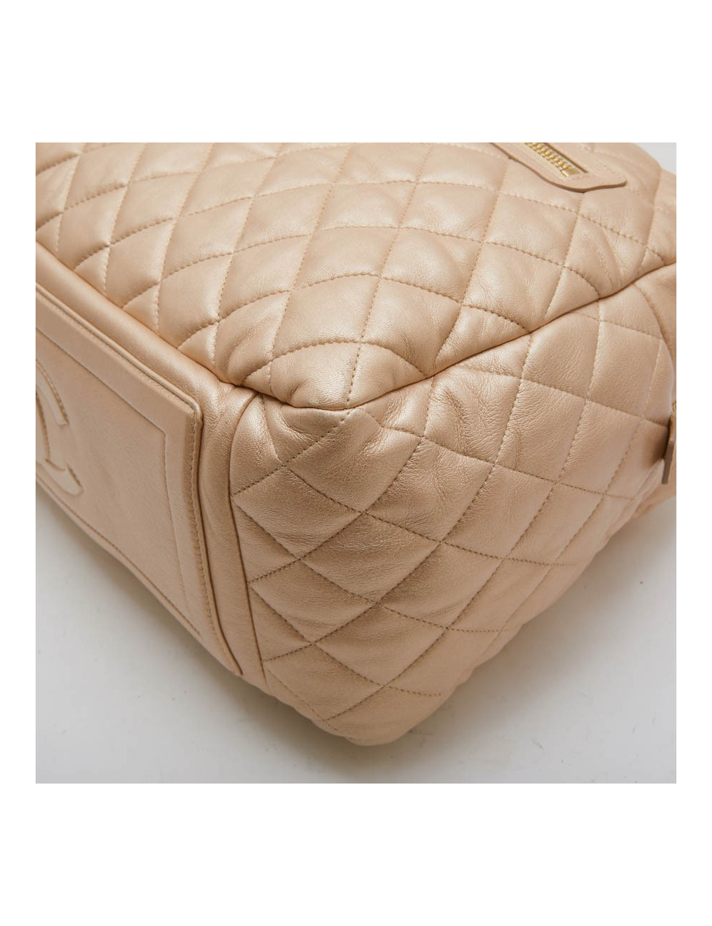  CHANEL 'Cocoon' bag in gold quilted leather