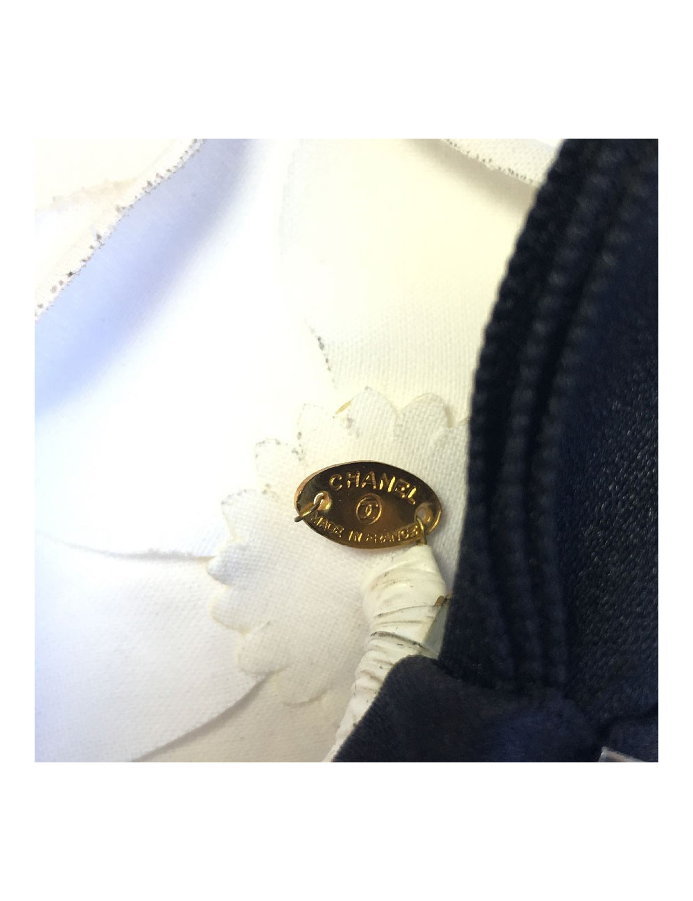 Broche noeud camélia CHANEL noir et blanc