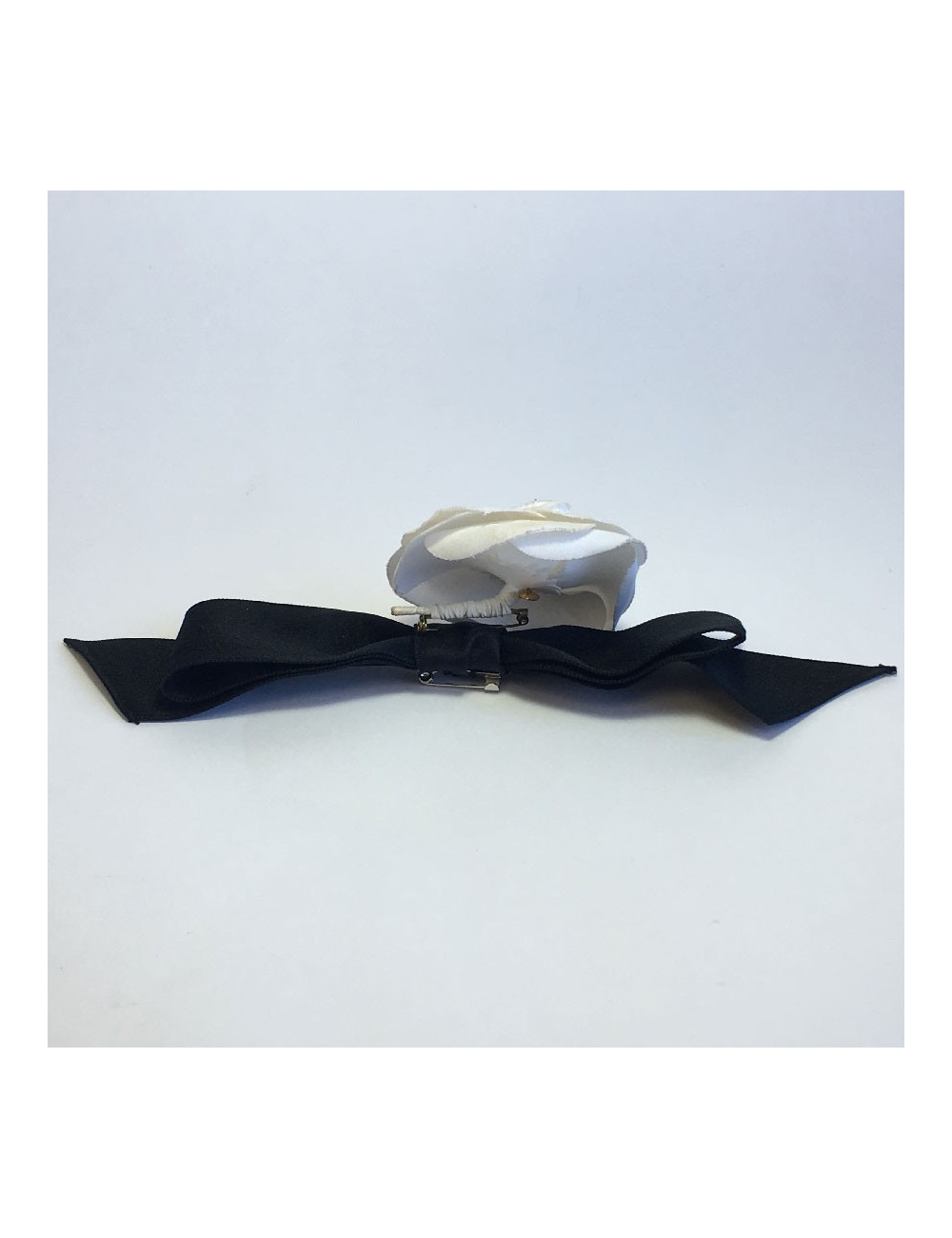 Broche noeud camélia CHANEL noir et blanc