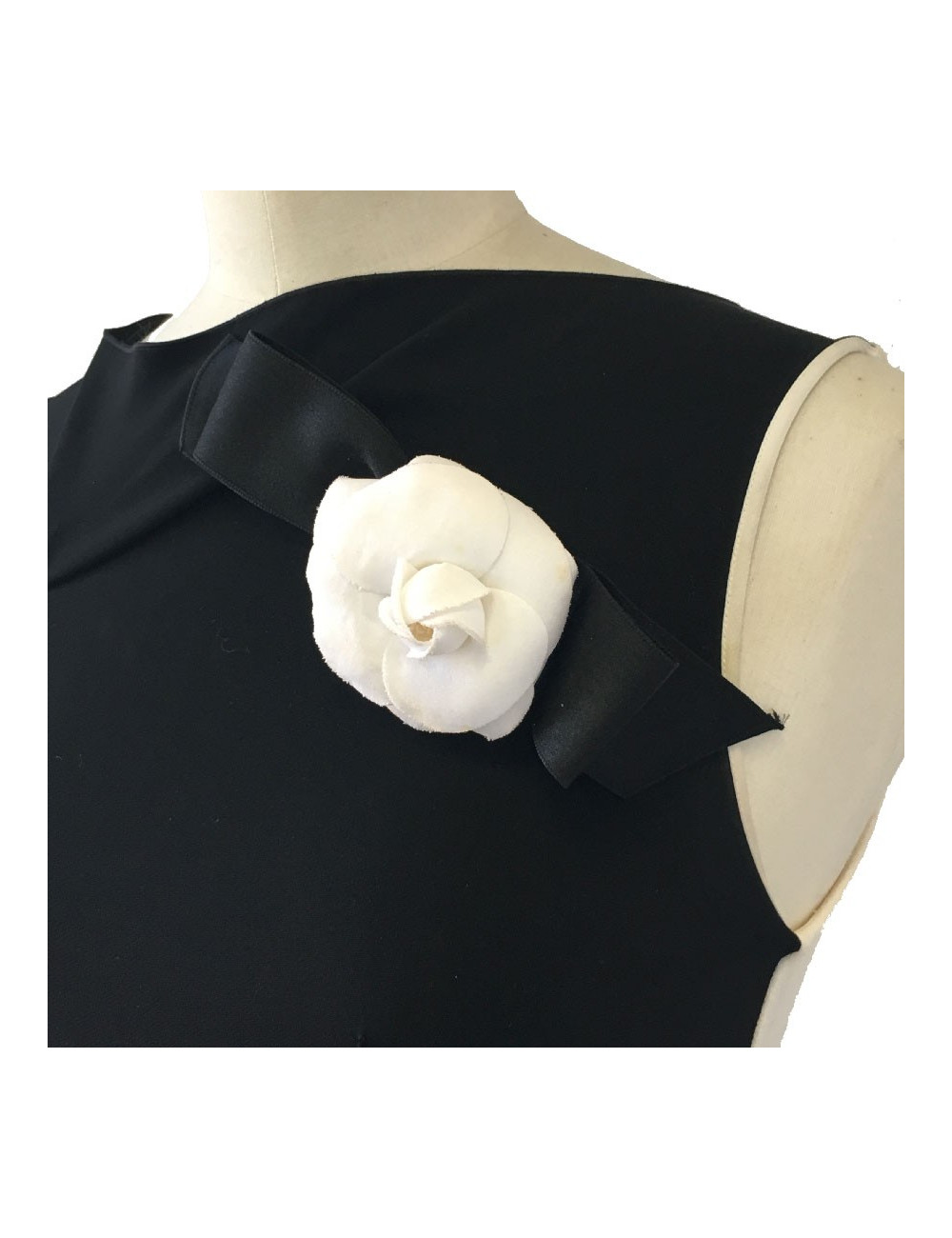 Broche noeud camélia CHANEL noir et blanc