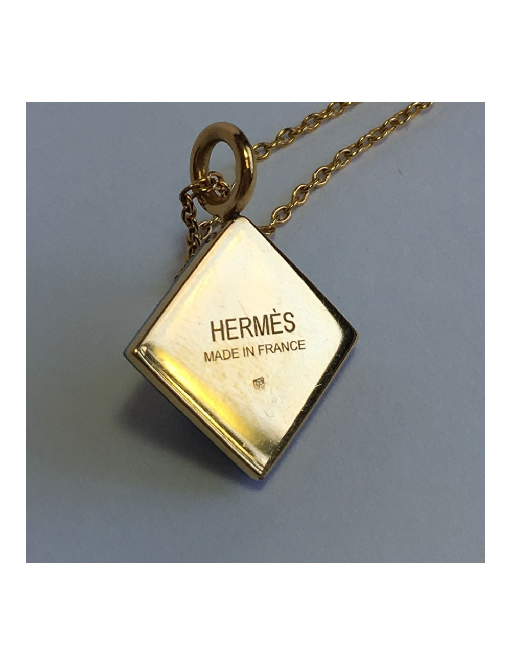 Collier HERMES en or avec pendentif Médor en lapis lazuli