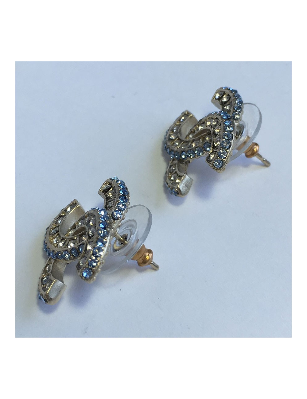 Boucles d'oreille clous CHANEL double C strass