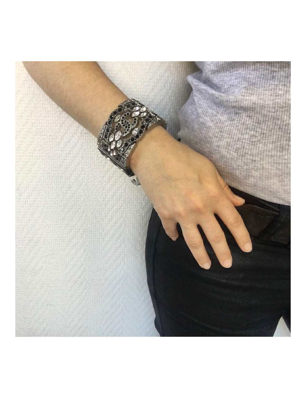 Manchette CHANEL Couture en métal argenté et strass E.S 