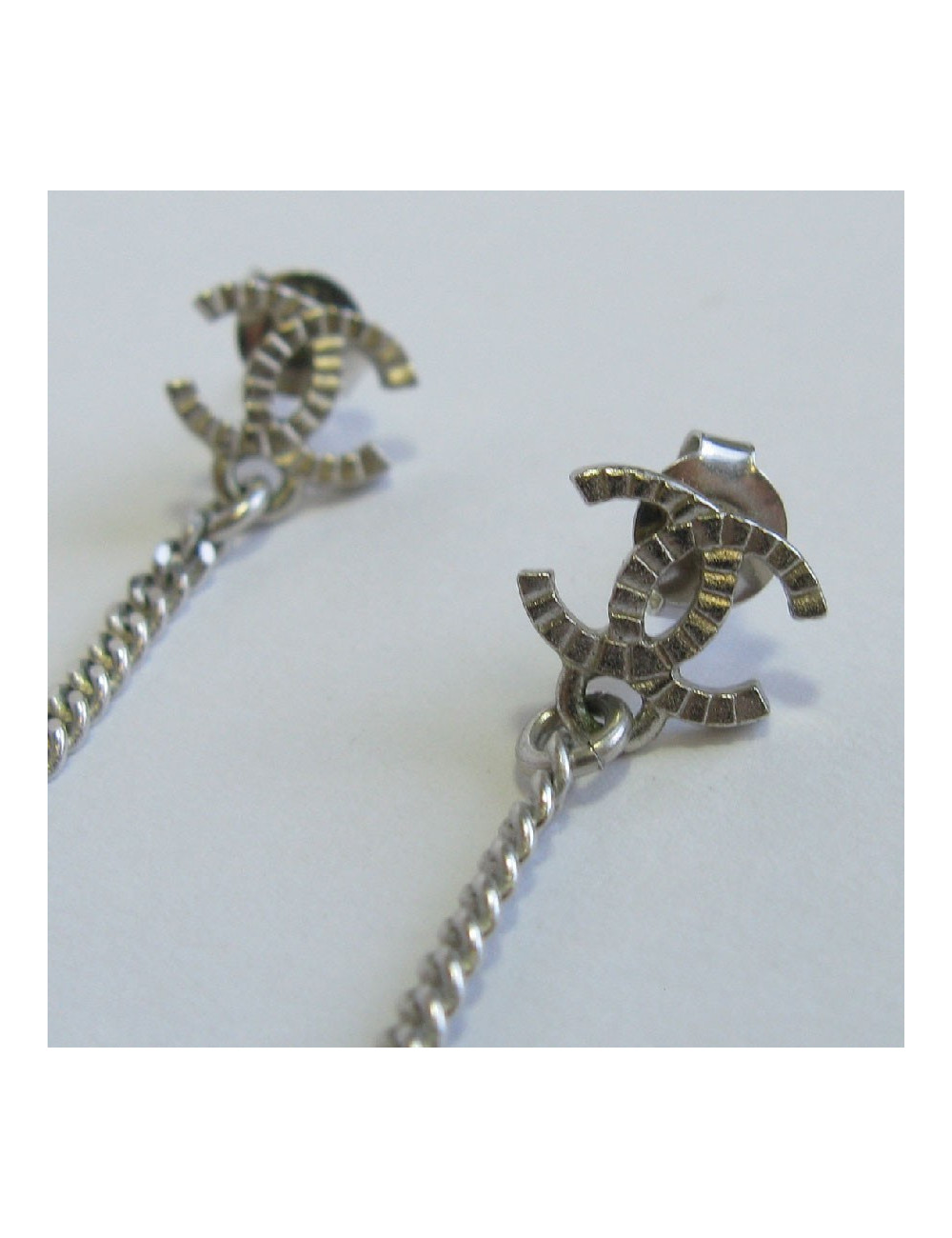 Boucles d'oreille clous CHANEL pendantes en métal argenté