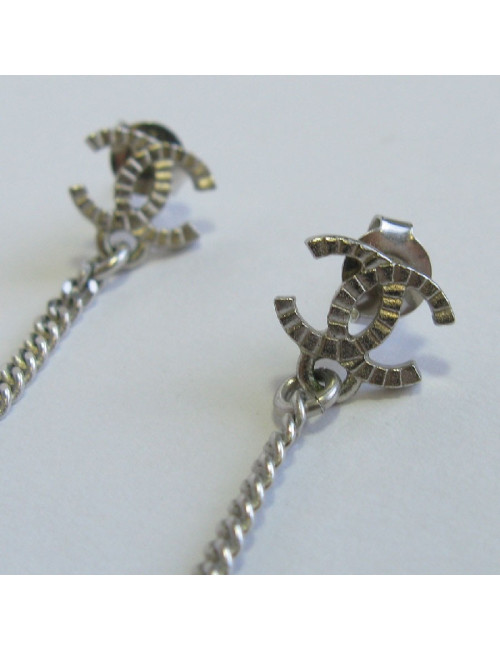Boucles d'oreille clous CHANEL pendantes en métal argenté