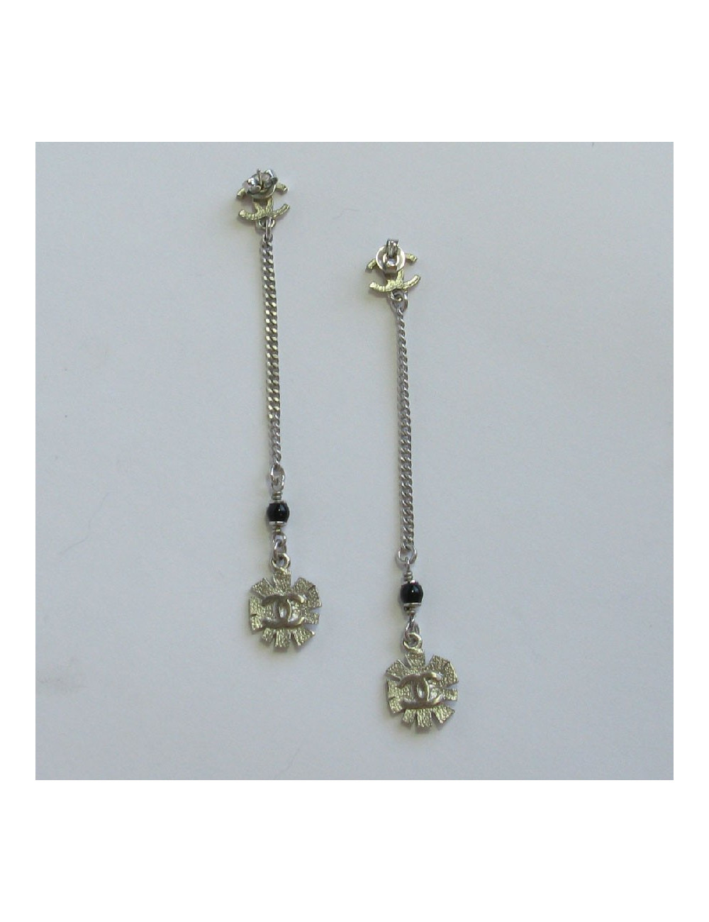 Boucles d'oreille clous CHANEL pendantes en métal argenté