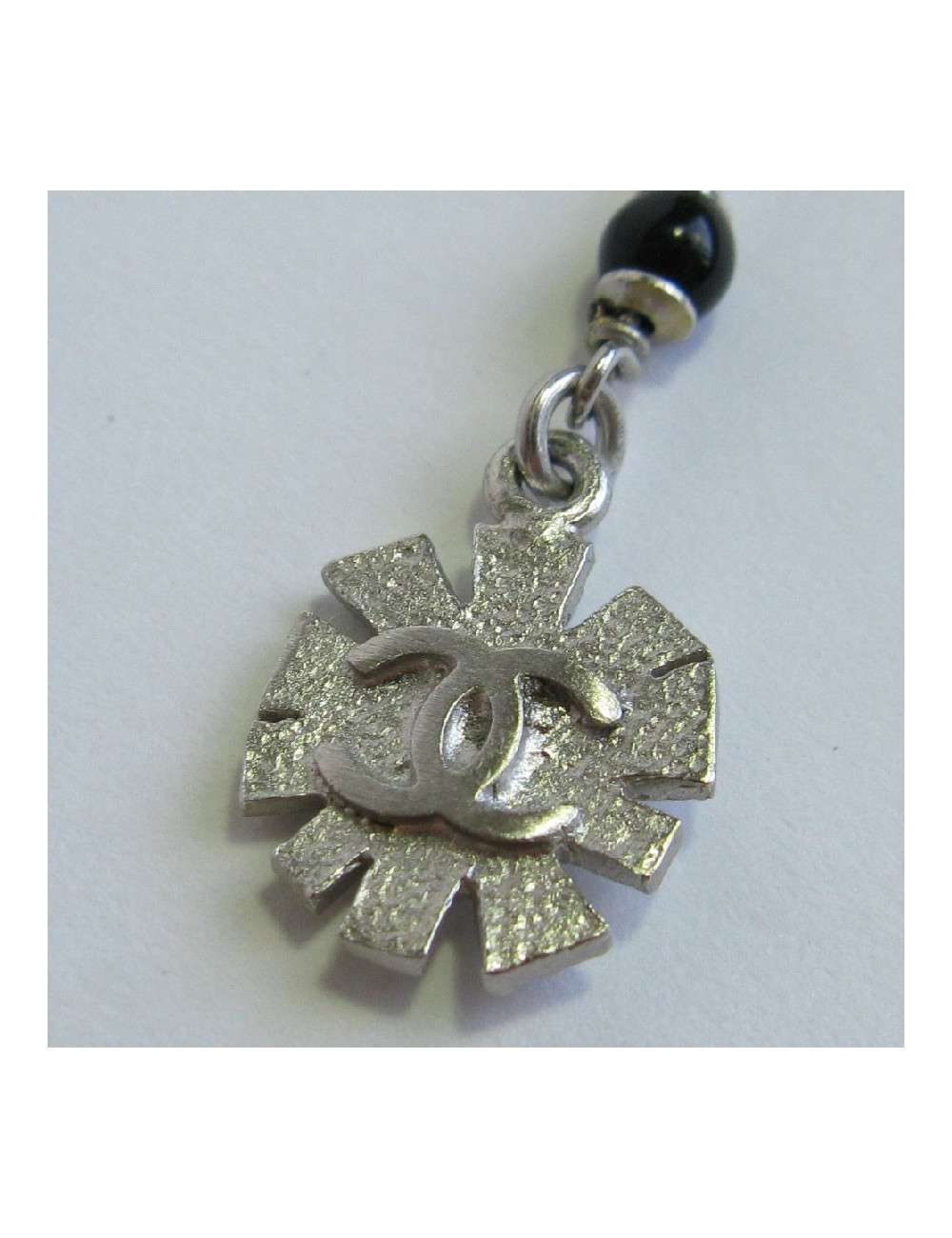 Boucles d'oreille clous CHANEL pendantes en métal argenté