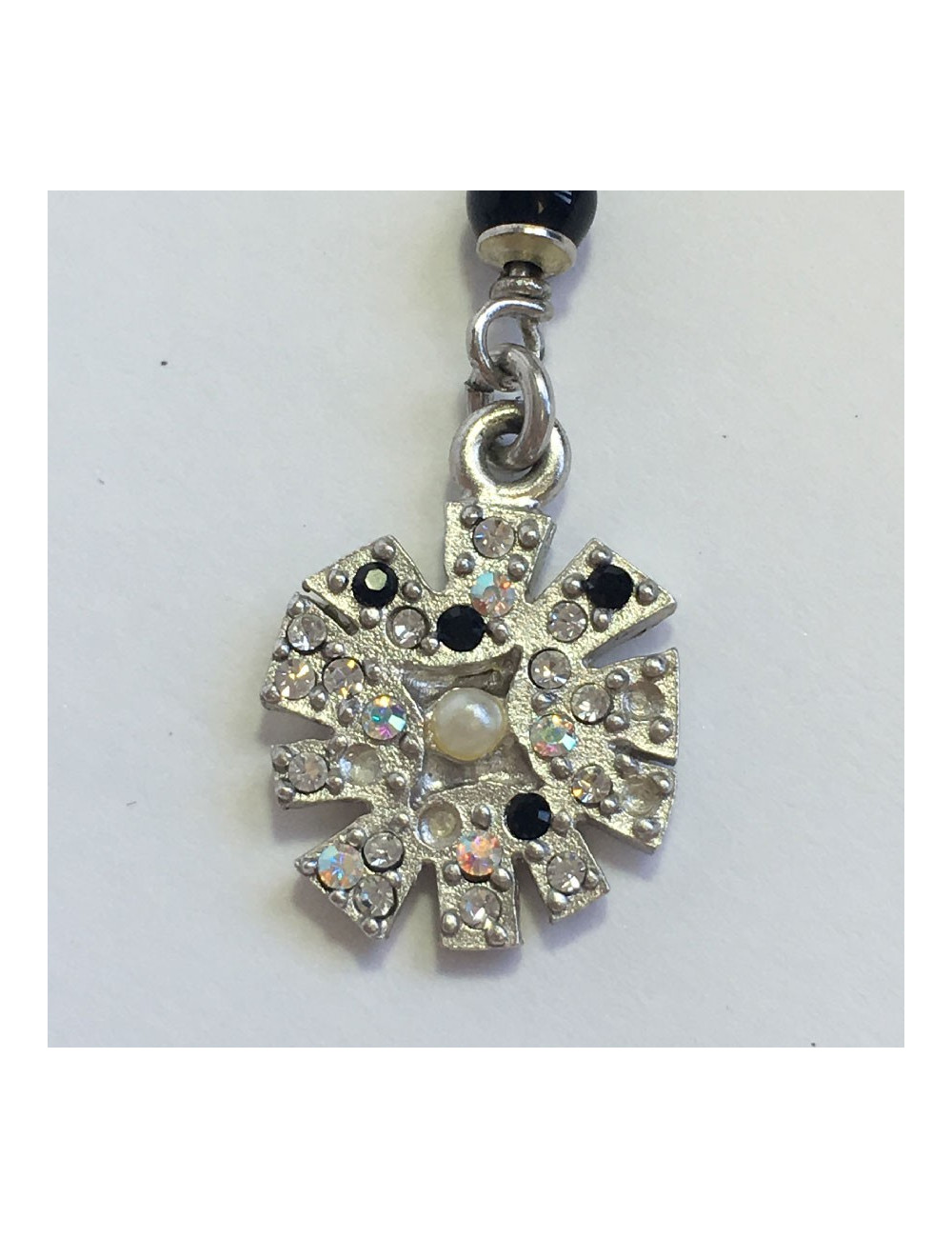 Boucles d'oreille clous CHANEL pendantes en métal argenté