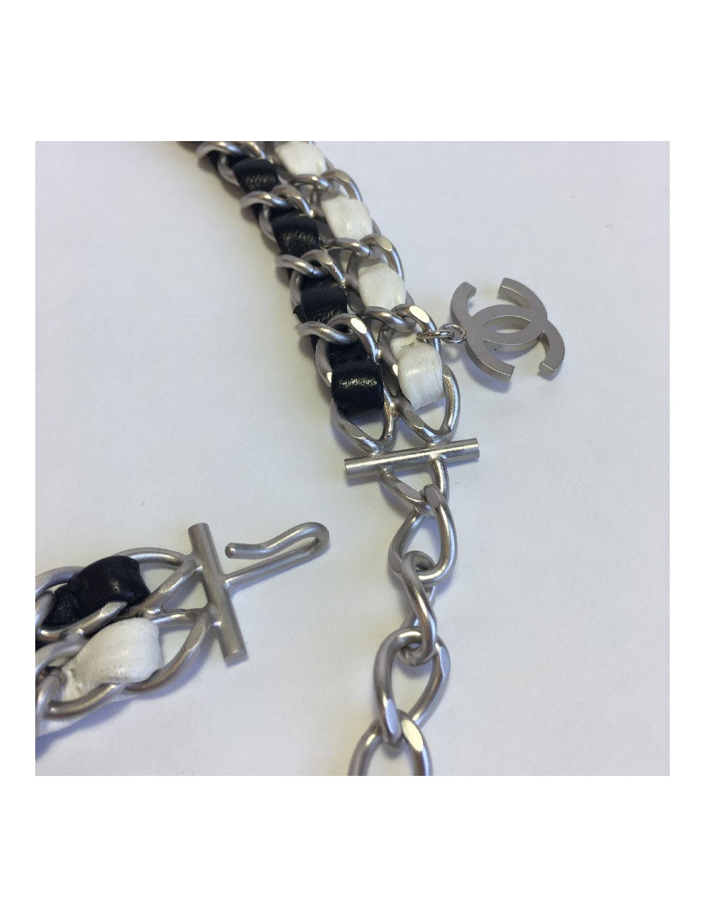 Ceinture CHANEL T85 en chaine argentée et cuir blanc et noir 