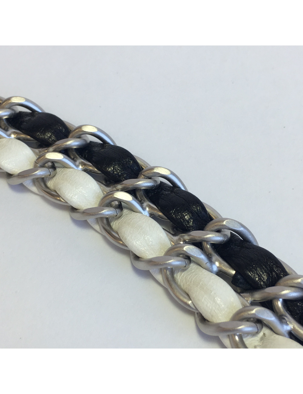 Ceinture CHANEL T85 en chaine argentée et cuir blanc et noir 