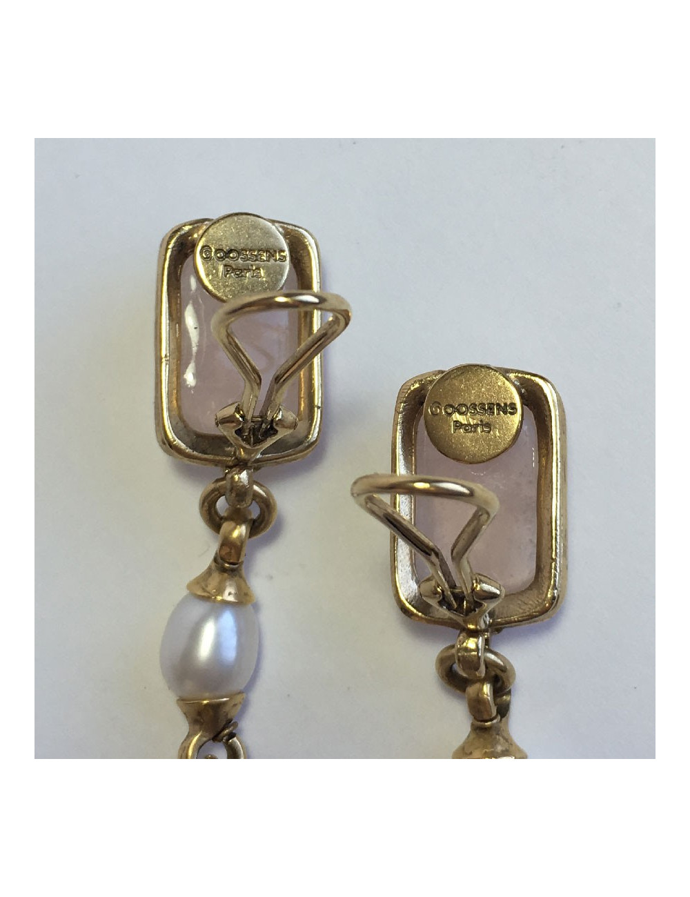 Boucles d'oreille GOOSSENS pendantes en pâte de verre blanche et rose pâle