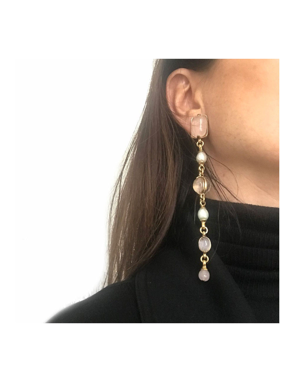 Boucles d'oreille GOOSSENS pendantes en pâte de verre blanche et rose pâle