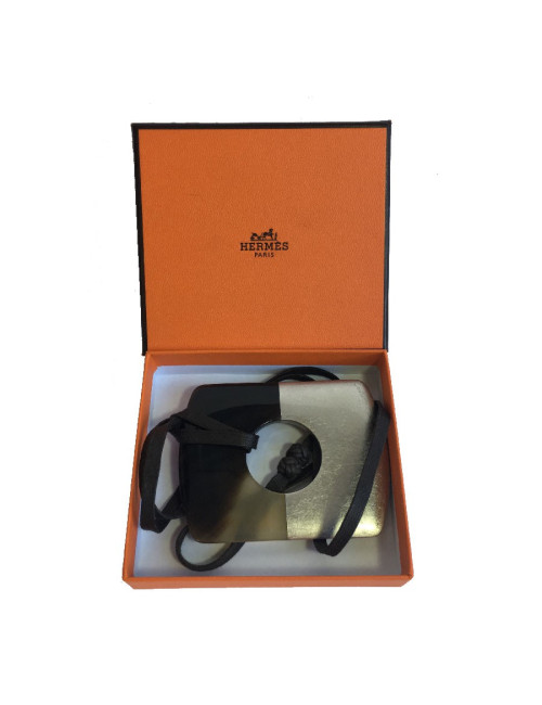 E.S Pendentif Isthme HERMES en corne et feuille d'or bronze doré