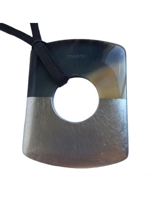 E.S Pendentif Isthme HERMES en corne et feuille d'or bronze doré