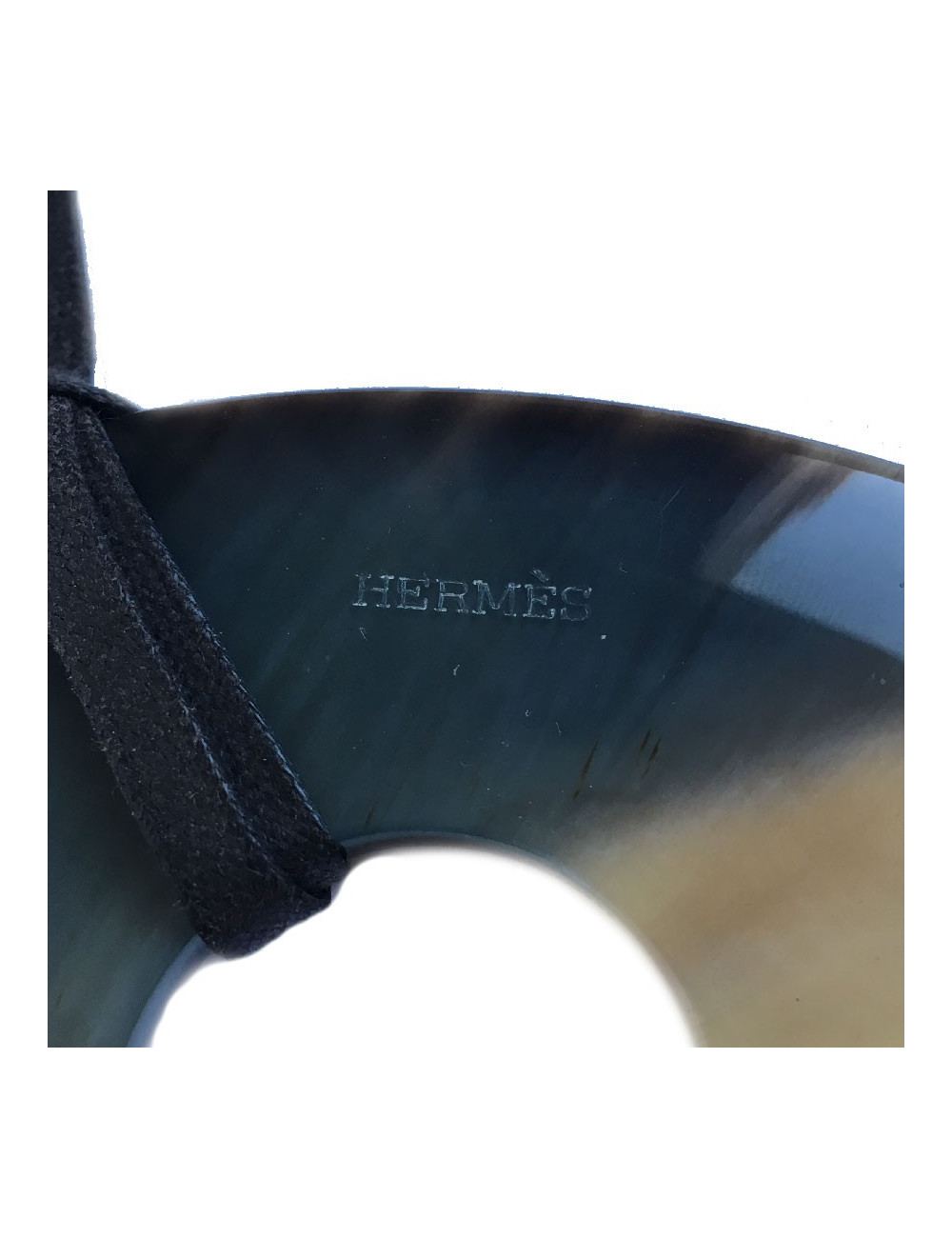 E.S Pendentif Isthme HERMES en corne et feuille d'or bronze doré