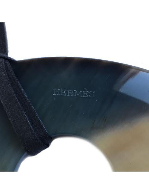 E.S Pendentif Isthme HERMES en corne et feuille d'or bronze doré