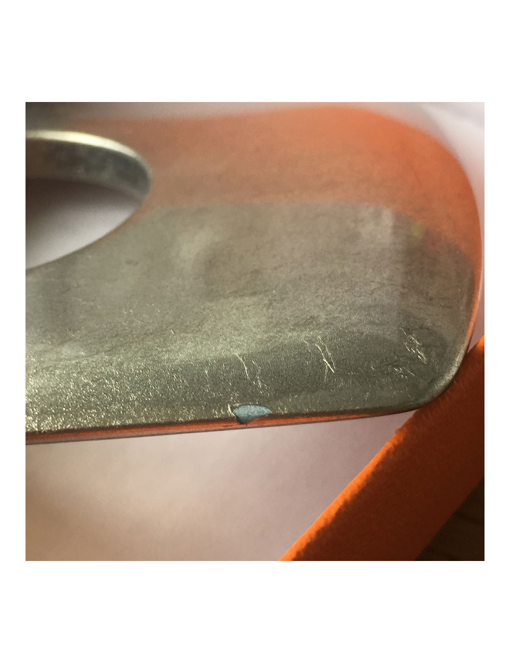 E.S Pendentif Isthme HERMES en corne et feuille d'or bronze doré