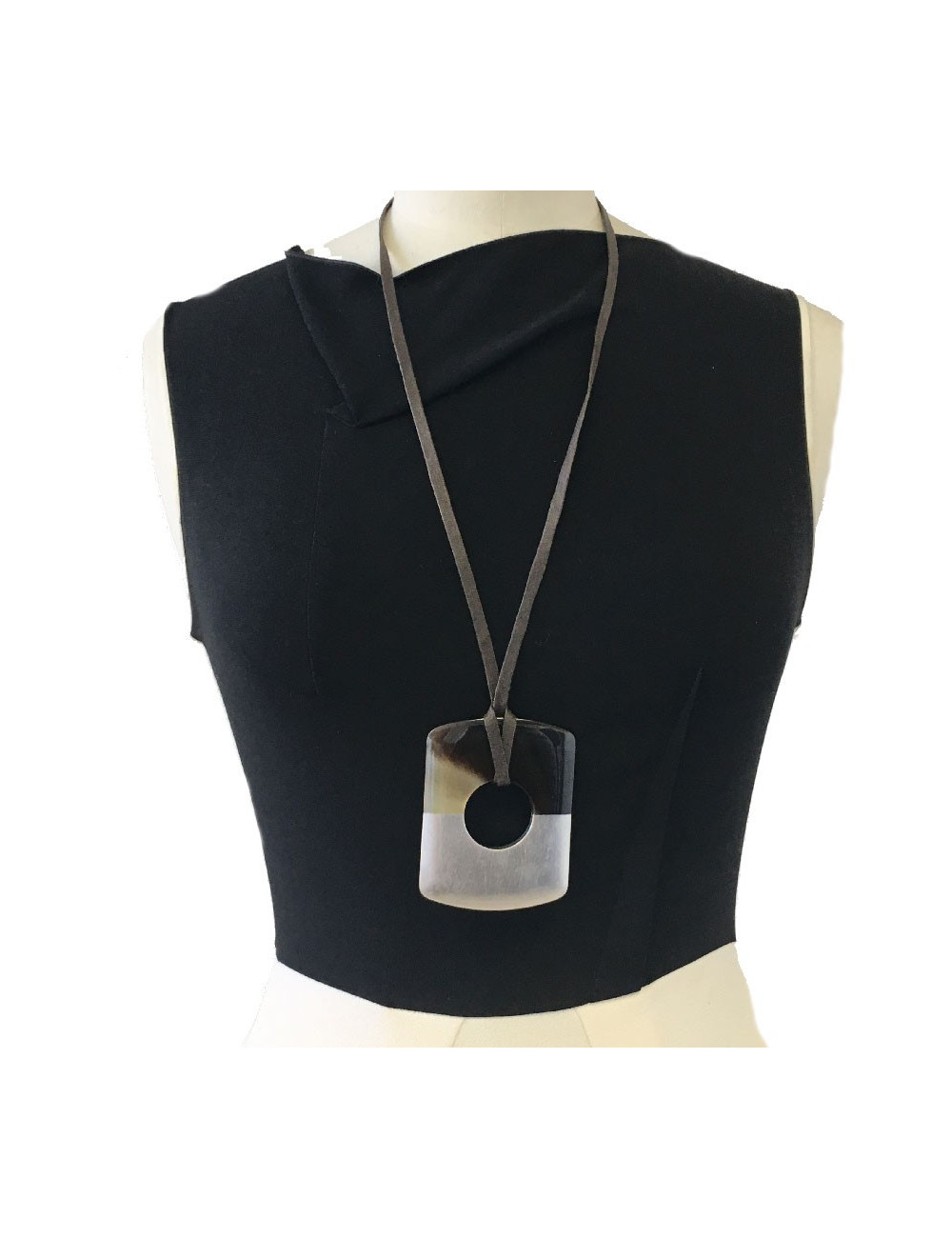 E.S Pendentif Isthme HERMES en corne et feuille d'or bronze doré