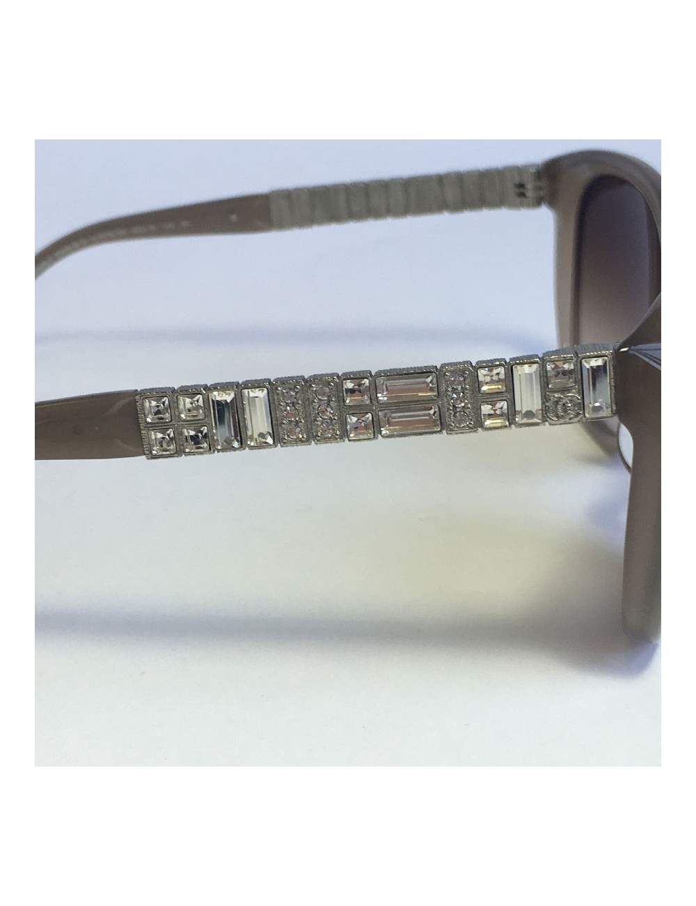 Lunettes de soleil CHANEL en plastique beige avec brillants sur les branches