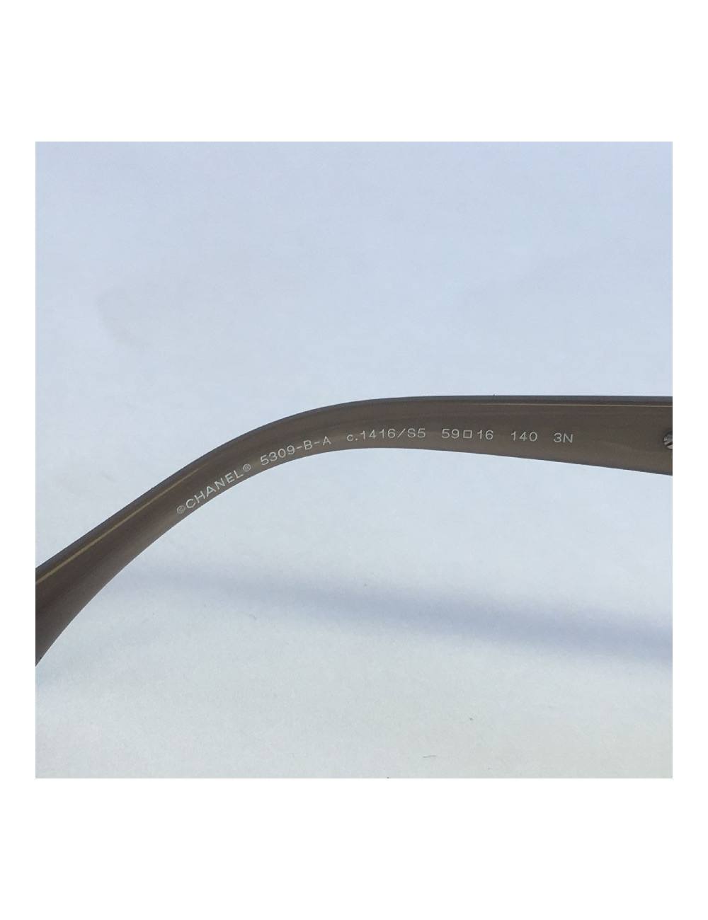 Lunettes de soleil CHANEL en plastique beige avec brillants sur les branches