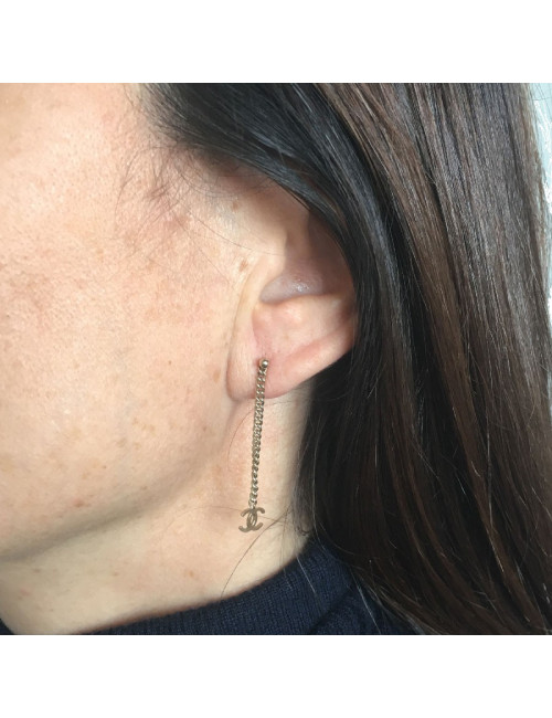Boucles d'oreille clous CHANEL Pendantes en métal doré