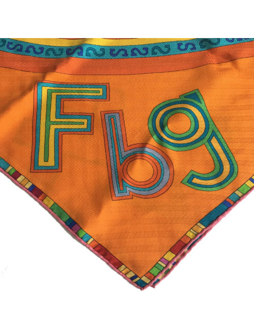 Carré HERMES 'Tohu Bohu' en soie orange et fond multicolore