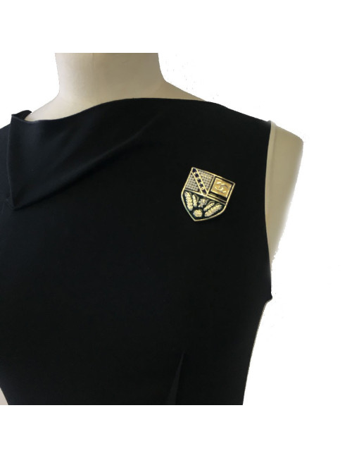 Broche CHANEL Ecusson en métal or pâle, petites perles nacrées et résine de couleur