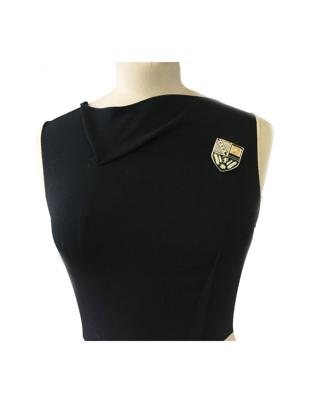 Broche CHANEL Ecusson en métal or pâle, petites perles nacrées et résine de couleur