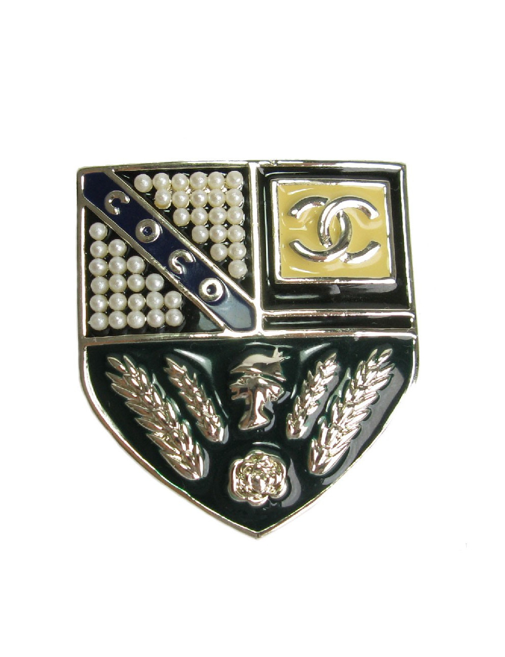 Broche CHANEL Ecusson en métal or pâle, petites perles nacrées et résine de couleur