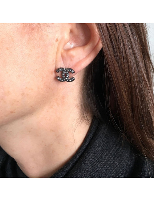Boucles d'oreille Clous CHANEL ruthénium et perles grises