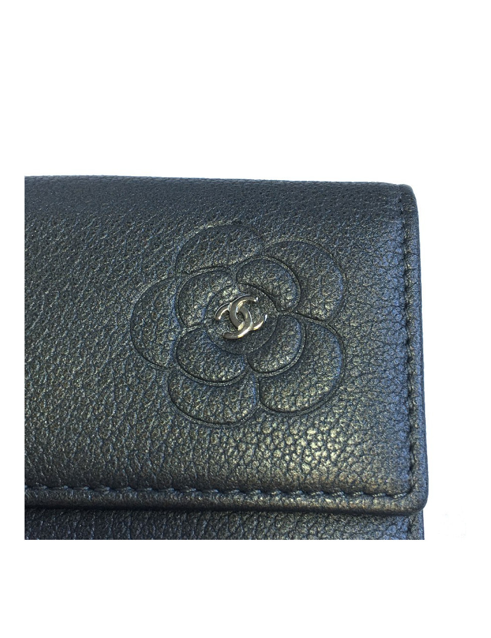 Portefeuille compact CHANEL en cuir grainé gris