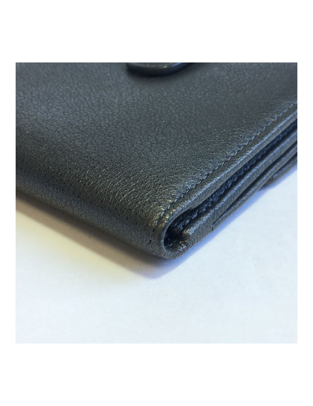 Portefeuille compact CHANEL en cuir grainé gris