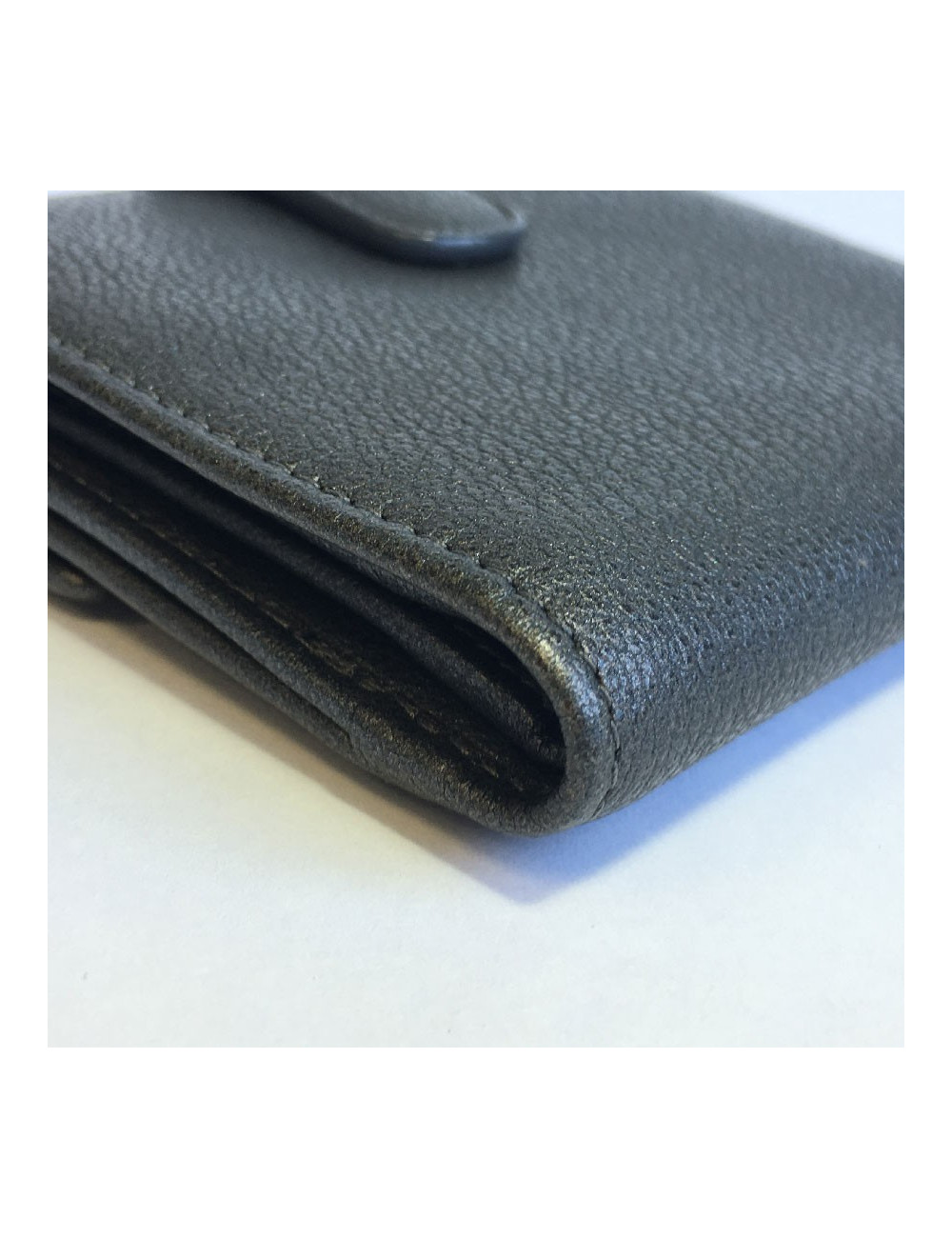 Portefeuille compact CHANEL en cuir grainé gris