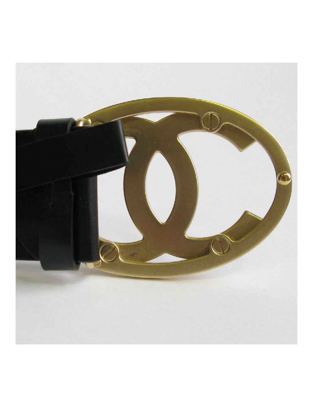 Ceinture CHANEL T 85 en cuir noir, boucle en métal or mat  CC noir