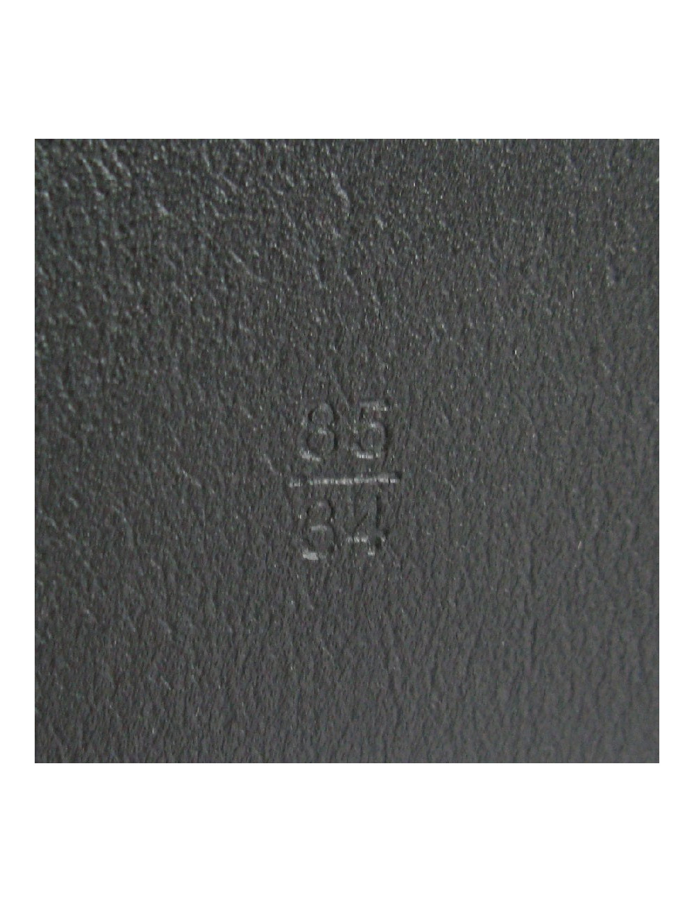 Ceinture CHANEL T 85 en cuir noir, boucle en métal or mat  CC noir