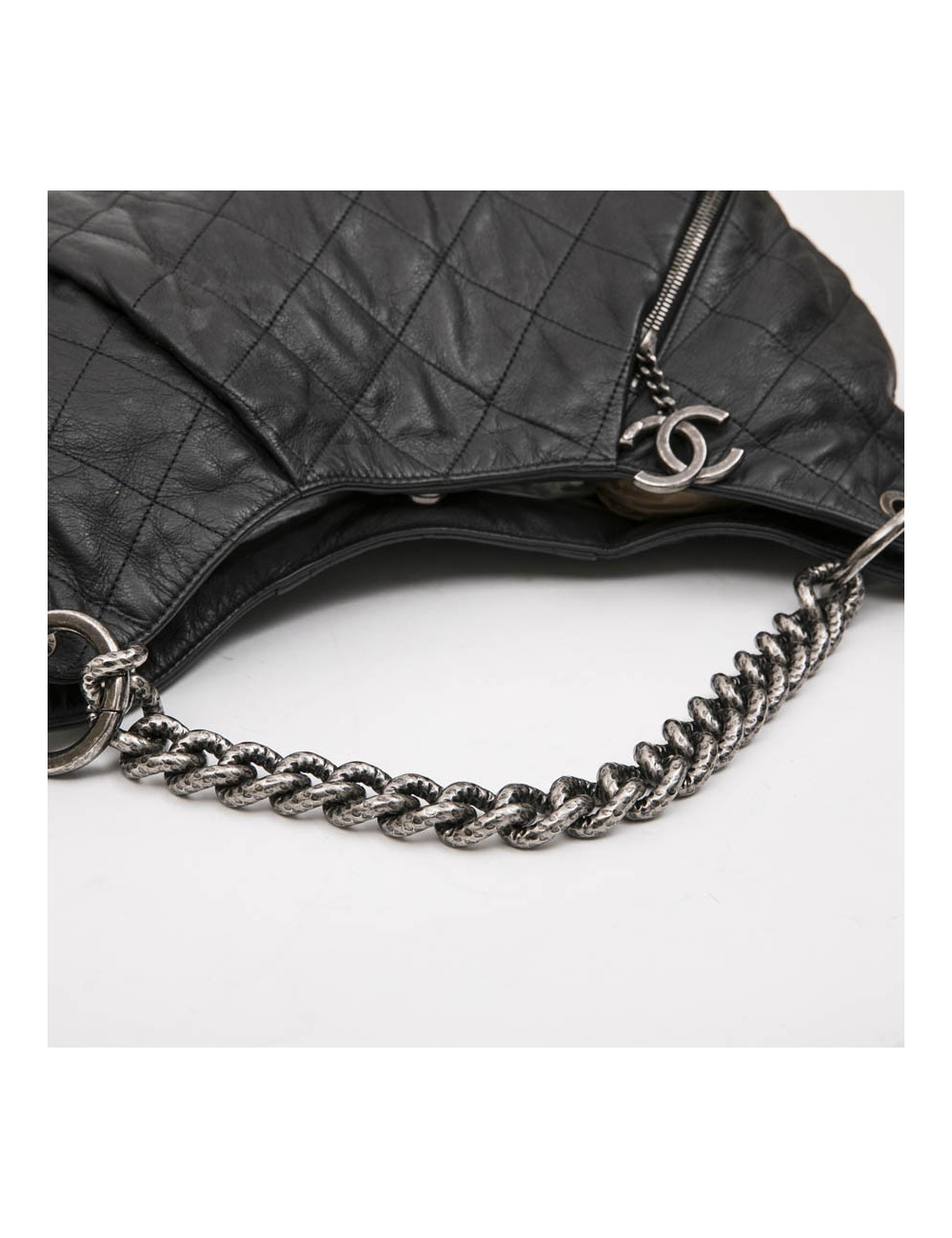 Sac besace CHANEL cuir matelassé gris foncé 