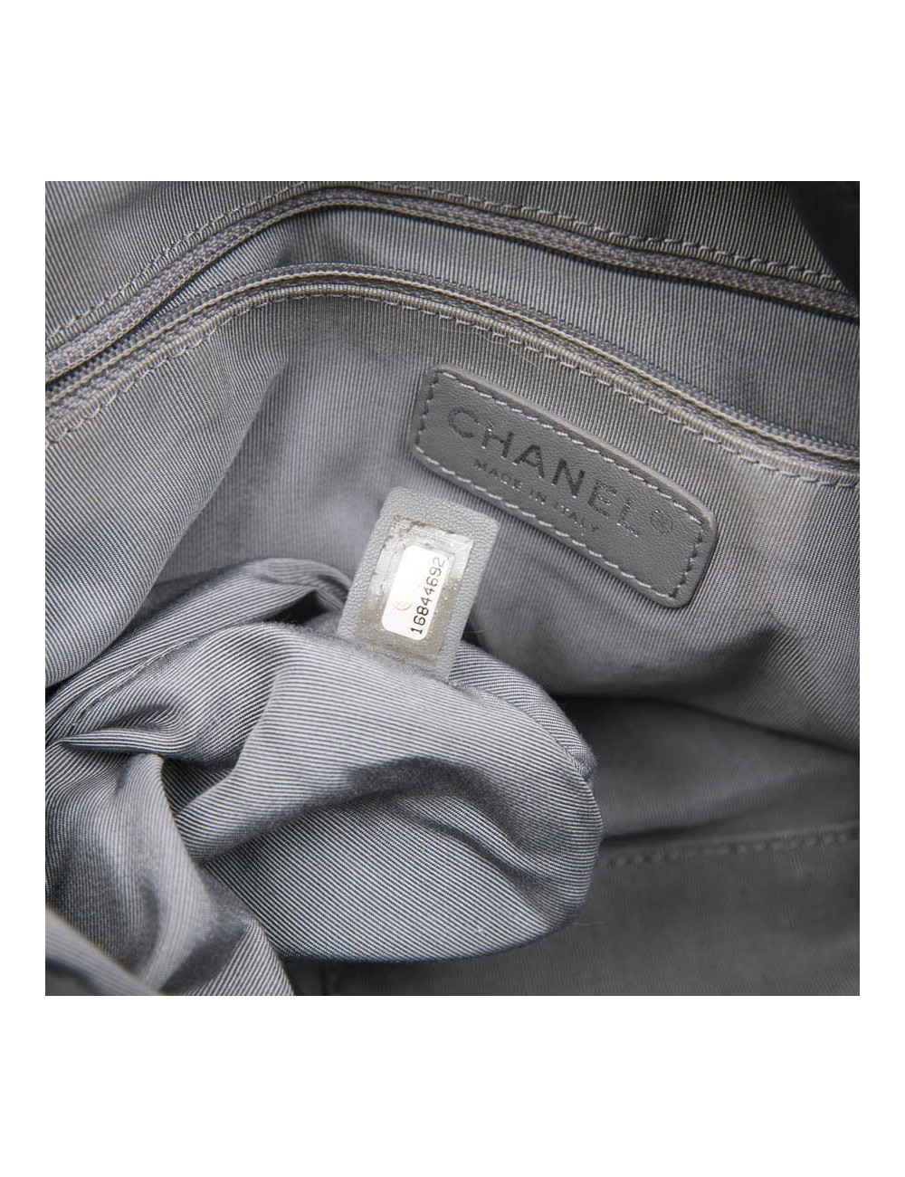 Sac besace CHANEL cuir matelassé gris foncé 