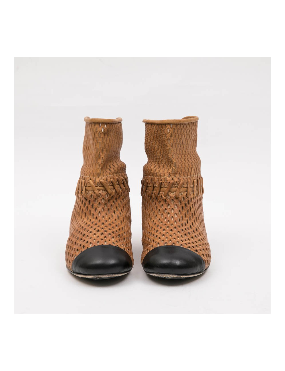 Boots T 37 CHANEL en cuir d'agneau perforé gold