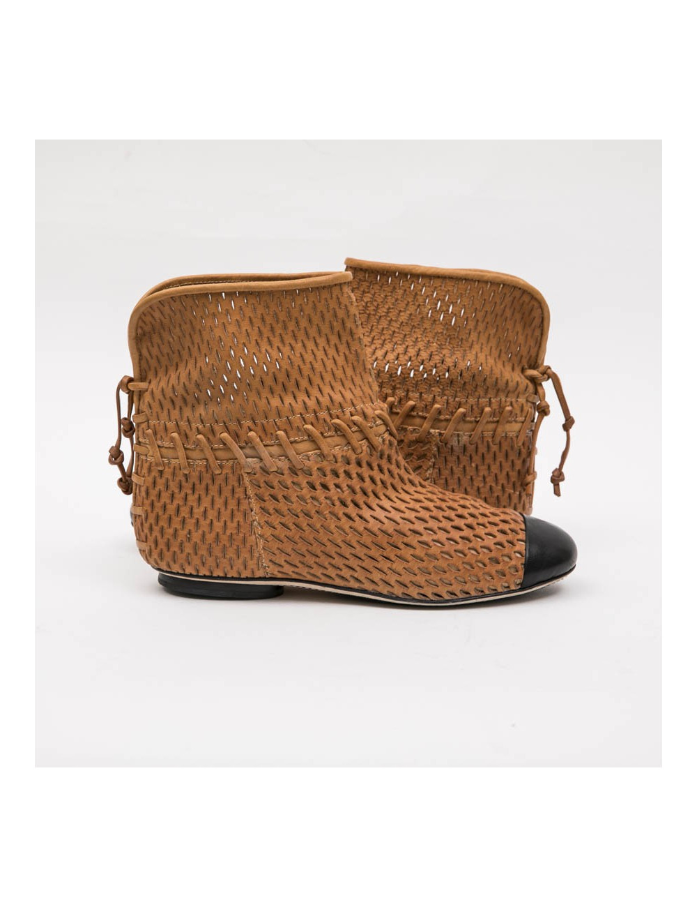 Boots T 37 CHANEL en cuir d'agneau perforé gold