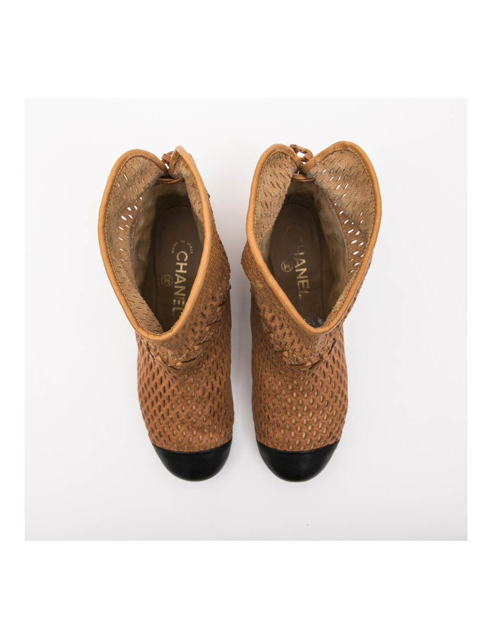 Boots T 37 CHANEL en cuir d'agneau perforé gold