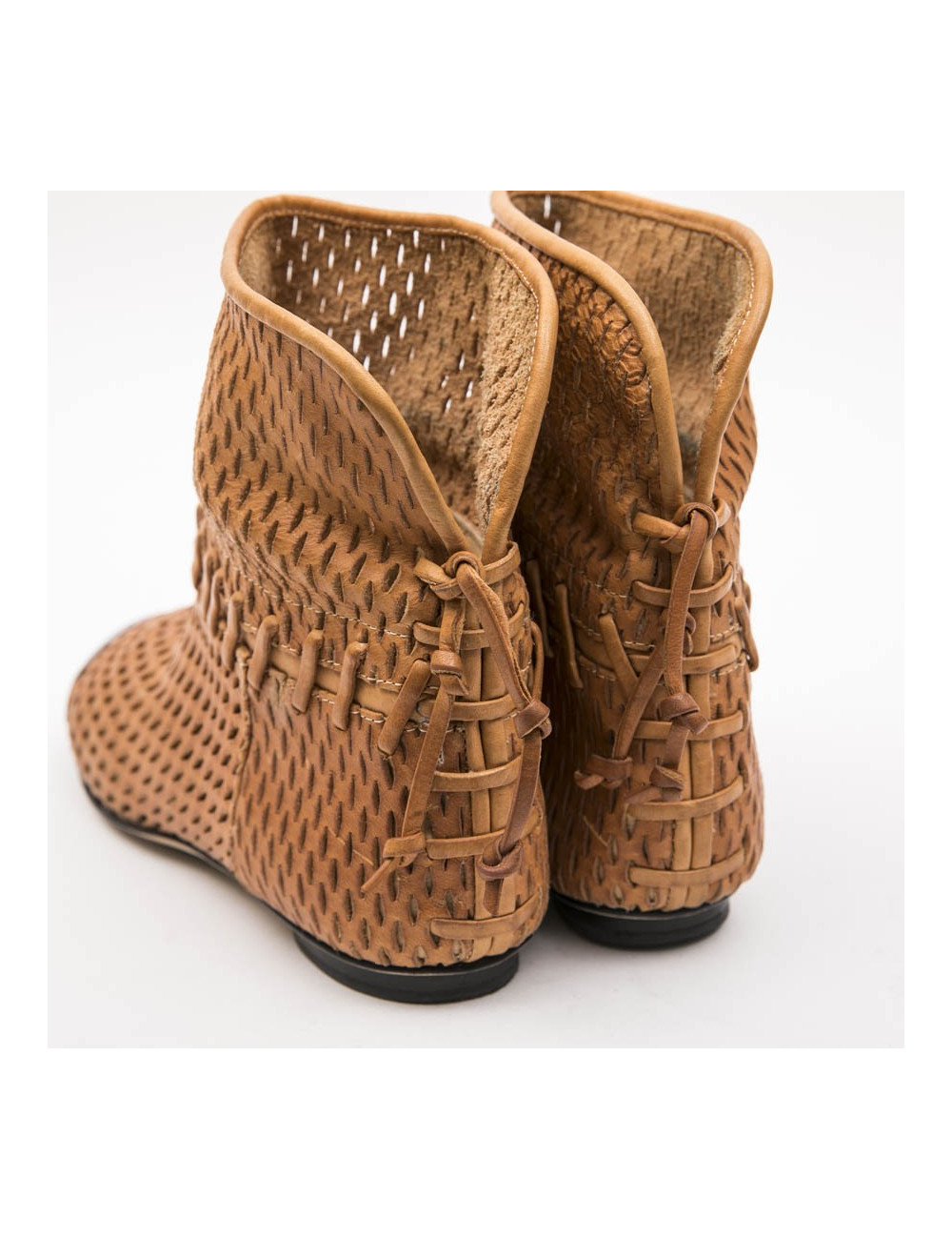 Boots T 37 CHANEL en cuir d'agneau perforé gold