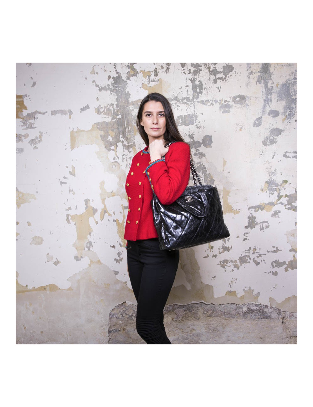 CHANEL bag in black patent leather and flap in gray tweed.