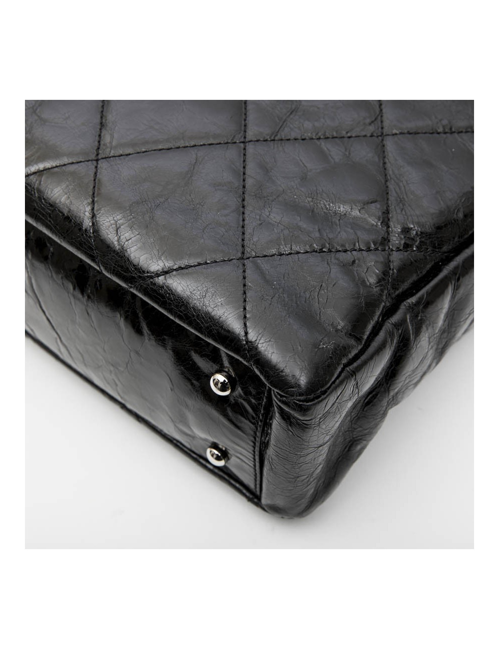 CHANEL bag in black patent leather and flap in gray tweed.