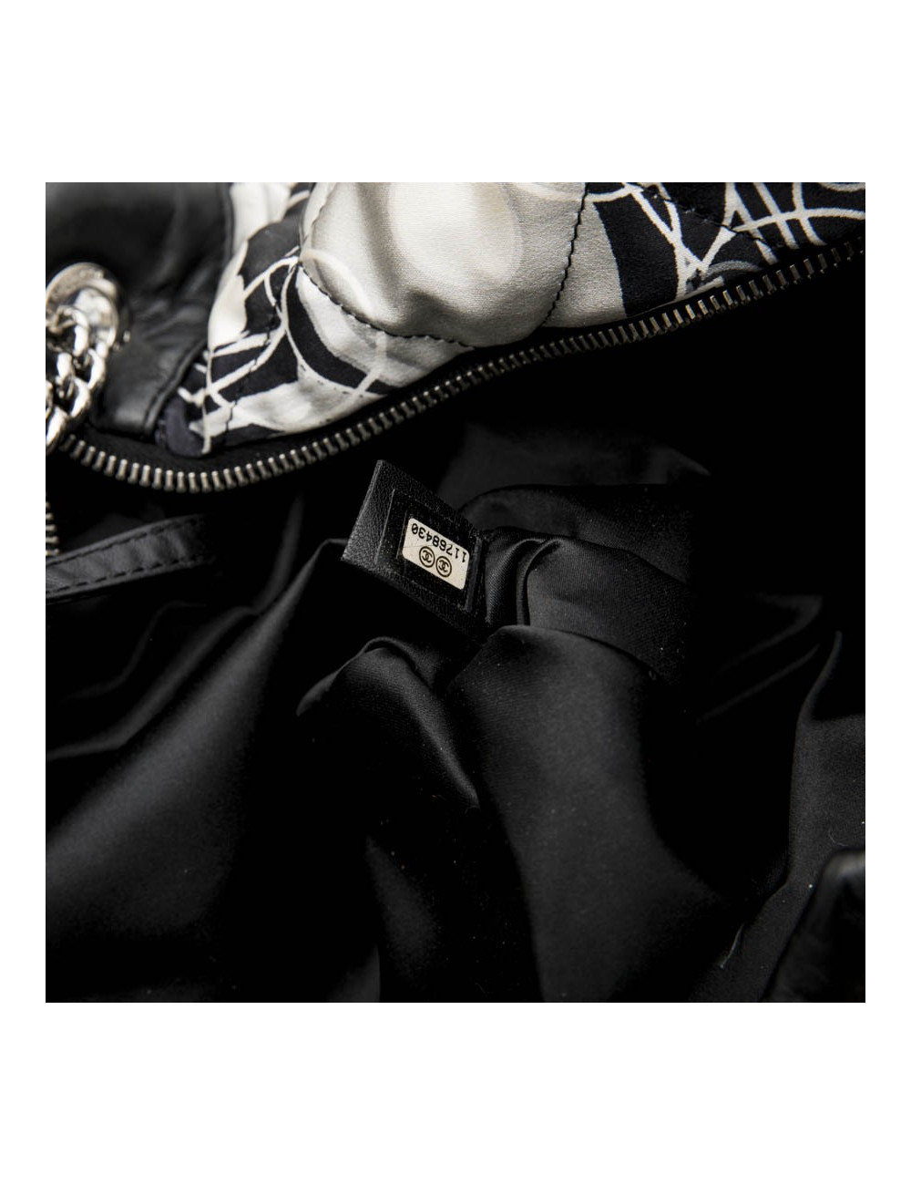 Sac cabas CHANEL en foulard soie 