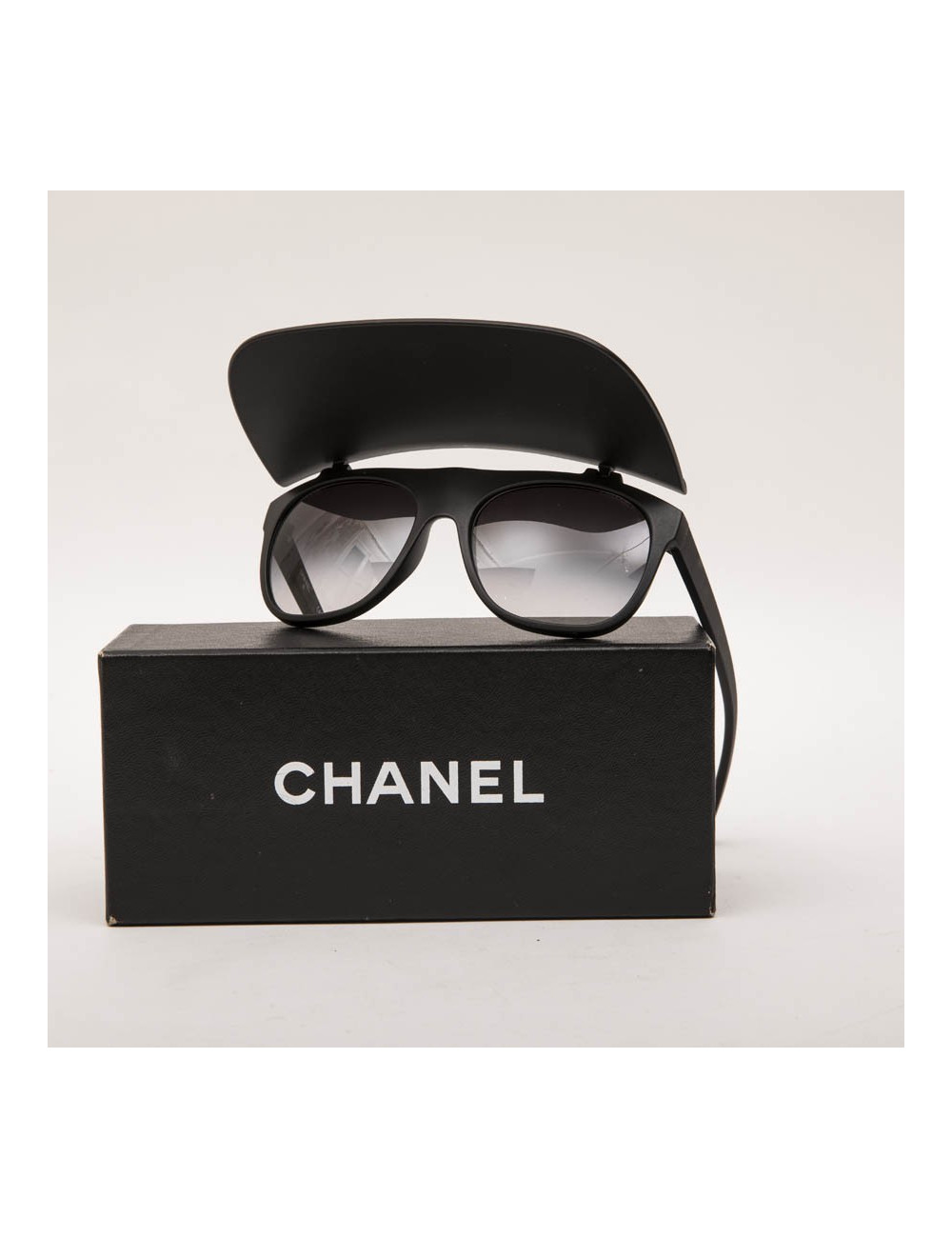 Lunettes de soleil CHANEL noires avec visière