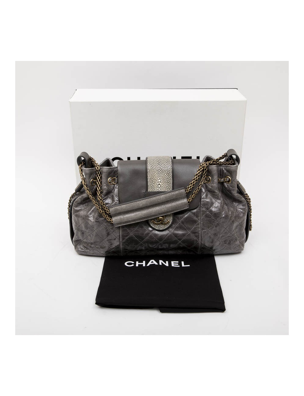 Sac CHANEL en cuir vieilli gris en galuchat