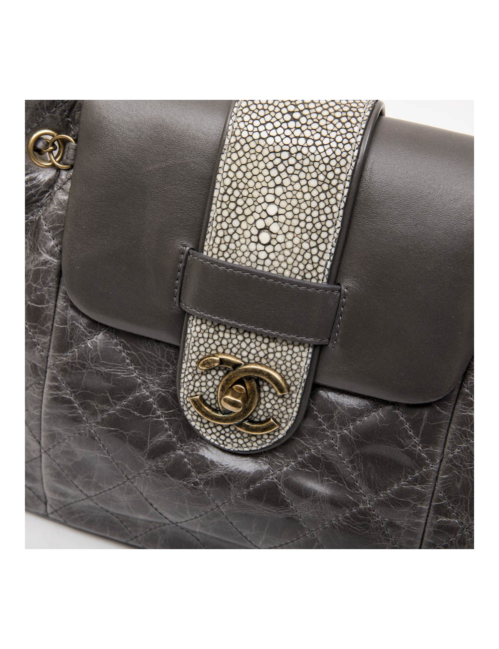 Sac CHANEL en cuir vieilli gris en galuchat