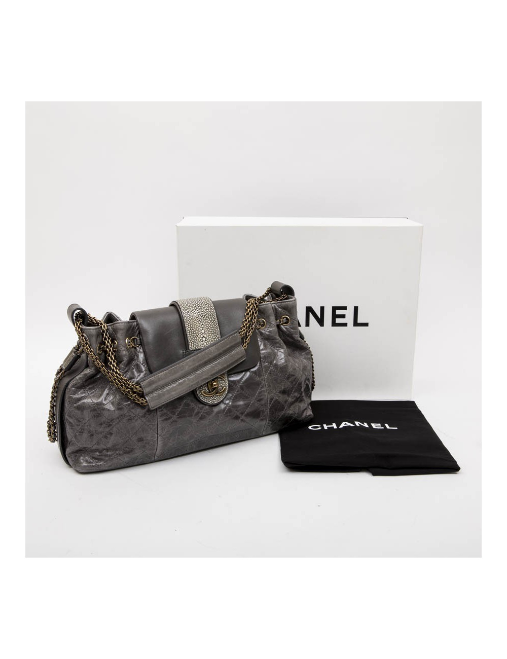 Sac CHANEL en cuir vieilli gris en galuchat