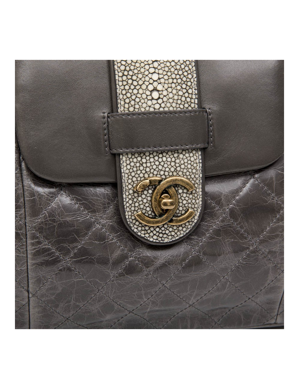 Sac CHANEL en cuir vieilli gris en galuchat